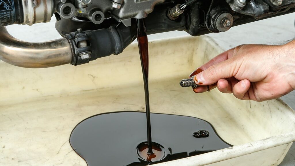 Taller de motos especializado en mantenimiento, reparación y flotas de reparto en Almendralejo. Servicio profesional y recogida gratuita.